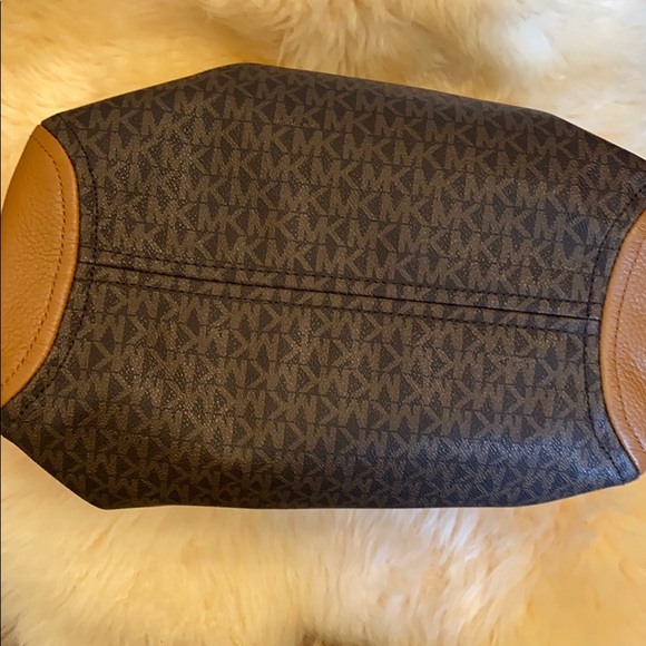 Michael Kors Fulton Large Hobo - Picture 9 of 10